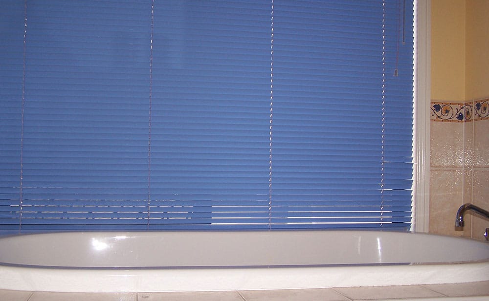 image of aluminium-venetians-bathroom