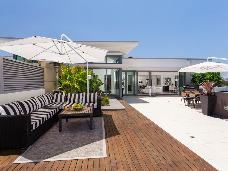Outdoor entertaining in Melbourne with alfresco blinds